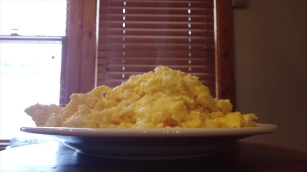 Plate Scrambled Eggs Set Table Ready Consumed While Steam Escapes — Stockvideo