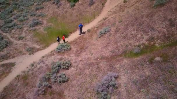 Eine Gruppe Von Drei Personen Wandert Auf Einem Wanderweg Hang — Stockvideo