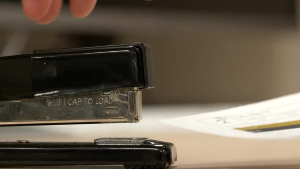 Близько Боку Чорного Степлера Склеюють Шматки Паперу Разом — стокове відео