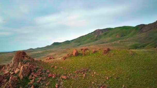 Beautiful Drone Shot Passing Rocky Mountainous Range Green Plants — Stock video