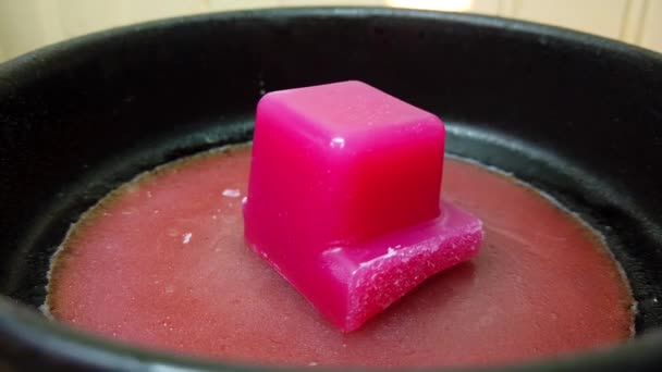 Red Block Wax Placed Melted Melted Quickly Becomes Liquid Time — Vídeo de Stock