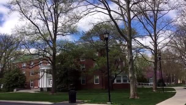 College Campus Bakstenen Gebouwen Prachtige Bomen Met Kleuren — Stockvideo