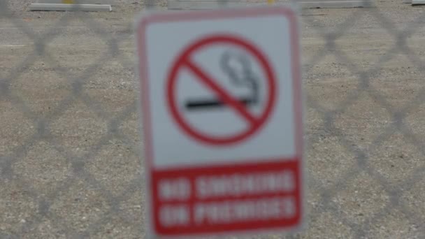 Focus Pull Red White Smoking Premises Sign Chain Linked Fence — 图库视频影像