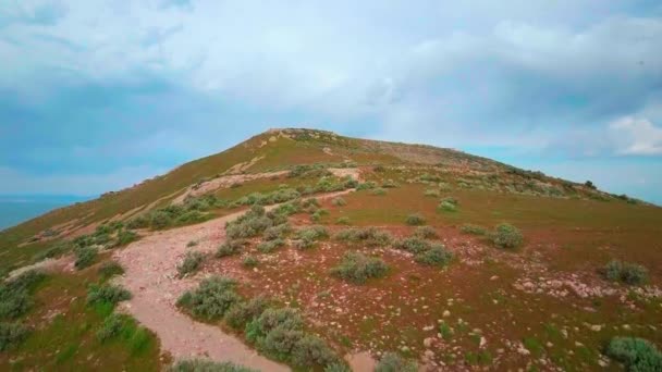 Belo Drone Tiro Câmera Escalando Lado Montanha Para Topo Com — Vídeo de Stock