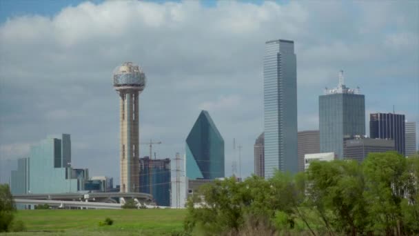 Time Lapse Dallas Skyline Wider Shot Skyline Clouds Zoom Beautiful — Stock video