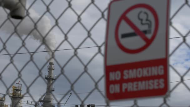 Refinery Pipe Smoking Polluting Background Smoking Sign Blurred Foreground Chain — Αρχείο Βίντεο