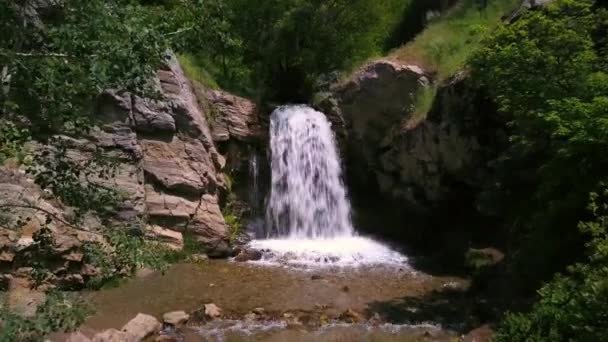 Slow Drone Camera Push Waterfall Middle Adams Canyon Beautiful Spring — Vídeo de Stock
