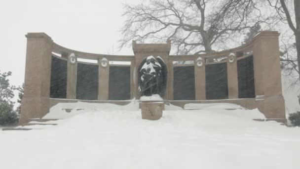 Shot Statue Getting Covered Snow Blizzard Snowstorm Prospect Park Brooklyn — Vídeo de Stock