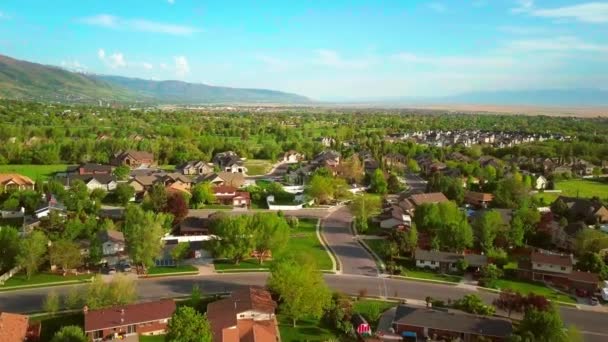 Vznášející Dron Vystřelil Malé Předměstí Utahu — Stock video