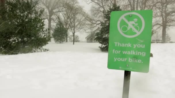 Shot Sign Getting Covered Snow Blizzard Snowstorm Prospect Park Brooklyn — Stockvideo