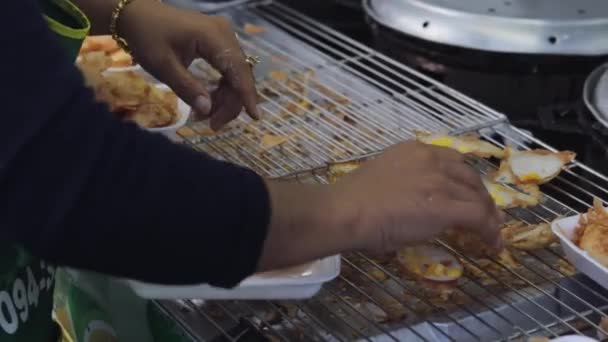 Thajská Žena Servíruje Malty Opékané Pouličním Trhu Thajsku Zblízka Záběr — Stock video