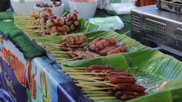 Primer Plano Carne Cerdo Pinchos Albóndigas Otra Carne Parrilla Mercado — Vídeos de Stock