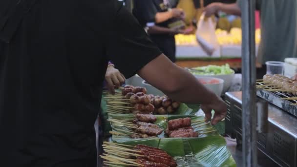 Tajlandczycy Kupują Jedzenie Targu Tajlandii Zbliżenie Strzał Ręce Wybierając Klopsiki — Wideo stockowe