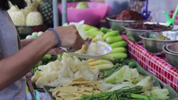 Miejscowa Tajka Kupuje Świeże Warzywa Rynku Spożywczym Tajlandii Kładąc Talerzu — Wideo stockowe