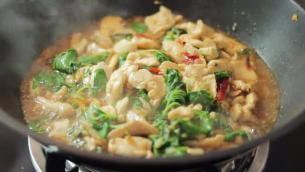 Close Shot Spicy Fried Chicken Basil Thai Recipe Slowly Frying — 图库视频影像