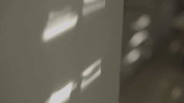 Ήλιος Και Παράθυρο Δημιουργούν Κινούμενες Σκιές Έναν Τοίχο Πρωί — Αρχείο Βίντεο