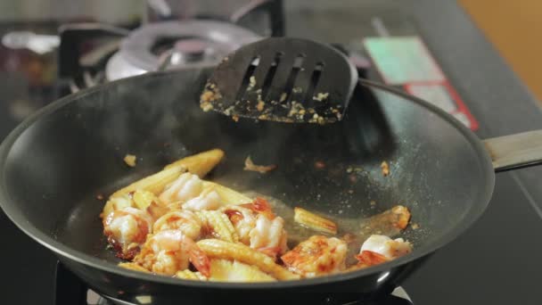 Woman Adding Water Frying Shrimps Chili Garlic Hot Frying Pan — Wideo stockowe