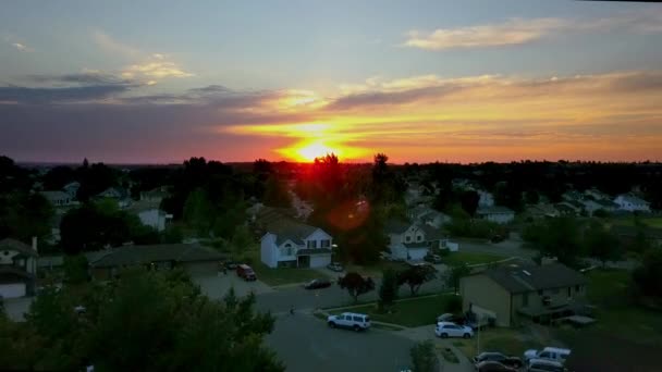 Vznášející Dron Vystřelil Nad Domy Předměstí Utahu Při Západu Slunce — Stock video