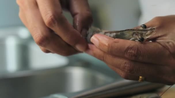 Close Shot Raw Shrimp Being Peeled Thai Woman Kitchen — Stock Video