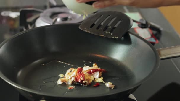 Kobieta Dodaje Czosnek Czerwone Chili Gorącej Patelni Olejkiem Słonecznikowym Środku — Wideo stockowe