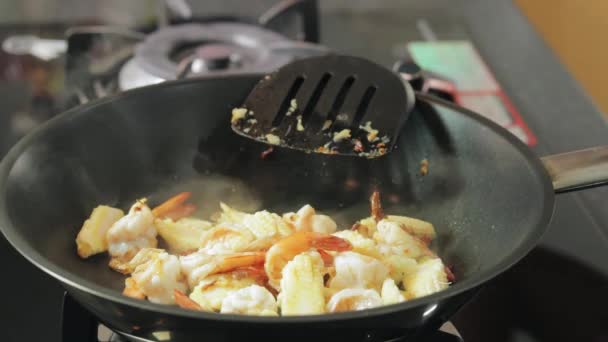 Woman Adding Light Soya Sauce Oyster Sauce Sugar Frying Shrimps — Vídeo de Stock