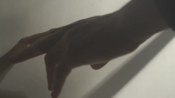 Hand Passeert Een Witte Muur Met Harde Schaduwen Uit Het — Stockvideo