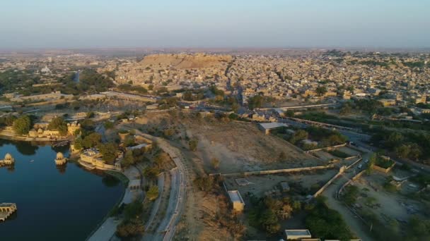 Tiro Aéreo Con Dron Del Lago Gadisar Ciudad Jaisalmer Rajastán — Vídeo de stock