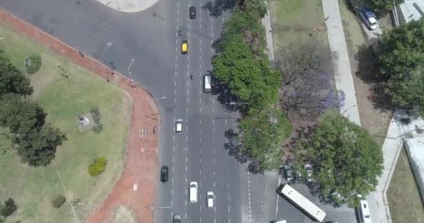 Escena Aérea Drones Facultad Derecho Plano Cenital Tráfico Ciudad Árboles — Vídeos de Stock