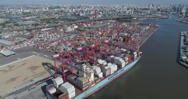 Konteynır Gemisiyle Hava Görüntüsü Limanda Yükleniyor — Stok video