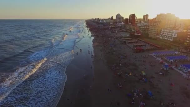 Cena Aérea Com Drone Praia Câmera Avança Longo Praia Com — Vídeo de Stock