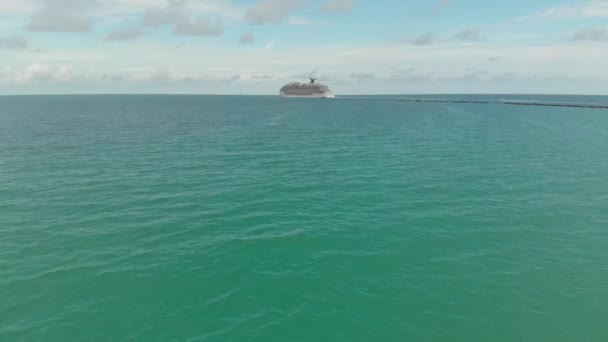 Cruise Ship Leaving Port Miami Sunny Day — Stok video