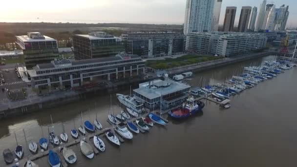 Scena Aeriană Drone Camera Întoarce Uitându Barcă Oraş Puerto Madero — Videoclip de stoc