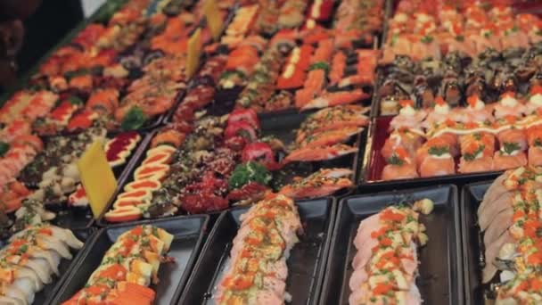 Colorful Fresh Japanese Sushi Sold Thai Street Market Thailand Tilt — Stockvideo