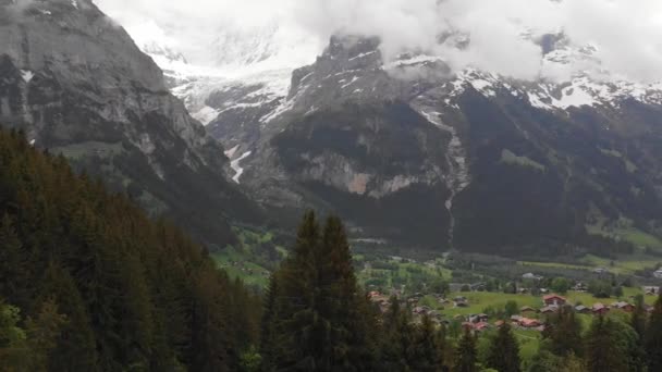 Aerial Swiss Grassy Valley Mountain Ranges Background — Vídeo de Stock