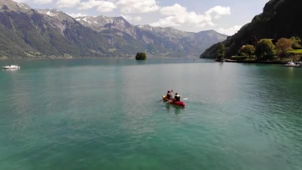 Two Kayakers Clear Alpine Lake Surrounded Large Mountain Range — 图库视频影像