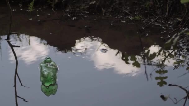 Ρύπανση Ένα Πλαστικό Μπουκάλι Επιπλέουν Στο Ρεύμα — Αρχείο Βίντεο