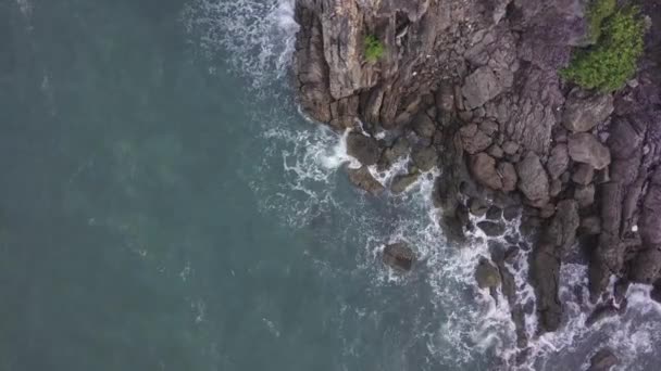 Birds Eye View Coast Line Waves Crashing Rocks — Stockvideo