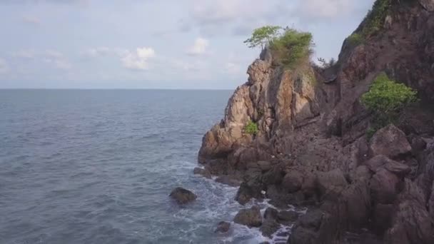 Aerial Flying Rocky Hill Ocean Single Green Tree Top Chantaburi — Stock Video