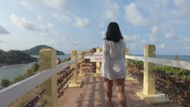 Women Wearing White Outfit Walks End Rocky Lookout Looks Out — Vídeos de Stock