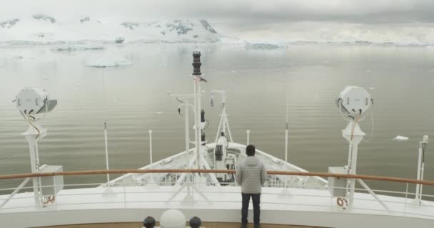 Person Standin Bow Ship Winter Time — Stockvideo