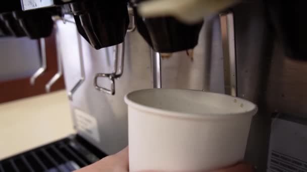 Soda Dispenser Machine Filling White Paper Cup Black Cola Flavored — Vídeo de Stock