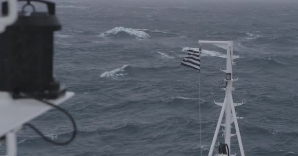 Флаг Корабле Дующем Шторм — стоковое видео