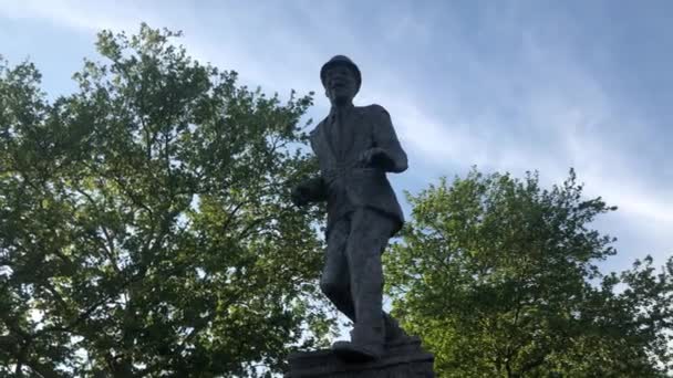 Біл Бойкутс Робінсон Статуя Річмонді — стокове відео