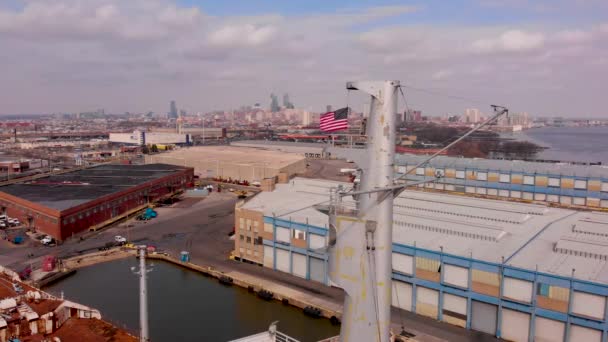United States Retired Ocean Liner Docked South Philadelphia Flag Skyline — ストック動画