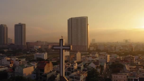 Беспилотный Снимок Христианского Креста Латинском Стиле Густом Городском Фоне Позднем — стоковое видео