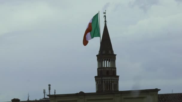 Gran Bandera Italiana Día Nublado Nublado Con Una Iglesia Fondo — Vídeos de Stock