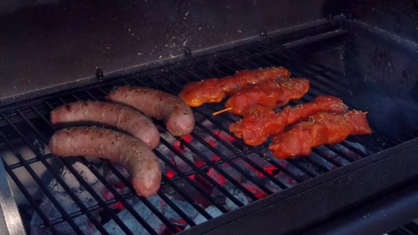 Глядя Колбасы Куриное Мясо Получает Тепло Дым Барбекю — стоковое видео