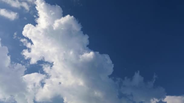 Time Lapse Very White Clouds Moving Interesting Way Stark Blue — Stockvideo