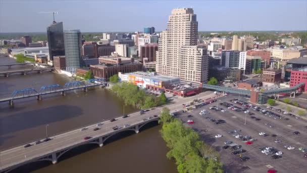 Drone Shot Grand Rapids Skyline — Vídeo de stock