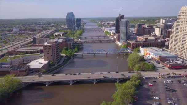 Drone Shot Grand Rapids Skyline — Vídeos de Stock